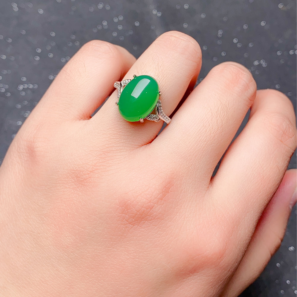 Elegant Natural Green Chalcedony Ring in 925 Sterling Silver – Luxurious Adjustable Gemstone Ring, Ideal Gift for Valentine’s, Mother’s Day & Christmas